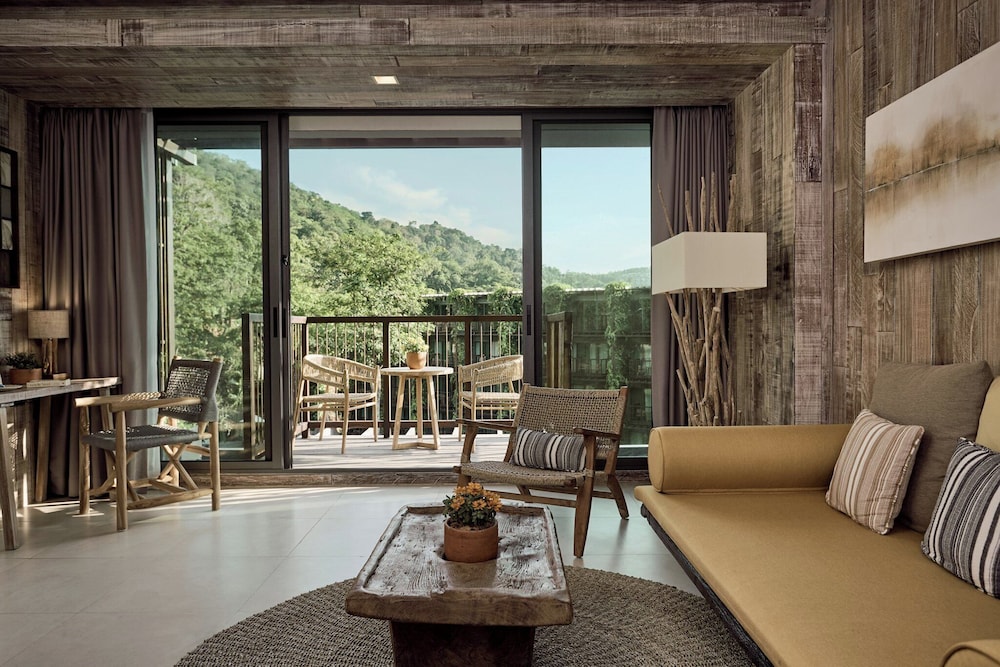 Dinso Resort & Villas Phuket, Vignette Collection by IHG — Hotel rooms in Patong Beach, Phuket Province
