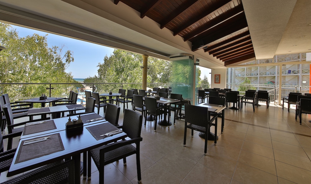Hotel Kaliakra Beach - Ultra All Inclusive — Restaurant & bars in Albena, Dobrich