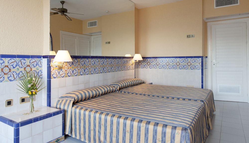 Playalinda Hotel — Hotel rooms in Roquetas de Mar, Andalusia