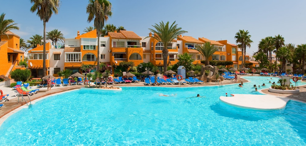 Playalinda Hotel — Swimming pool in Roquetas de Mar, Andalusia