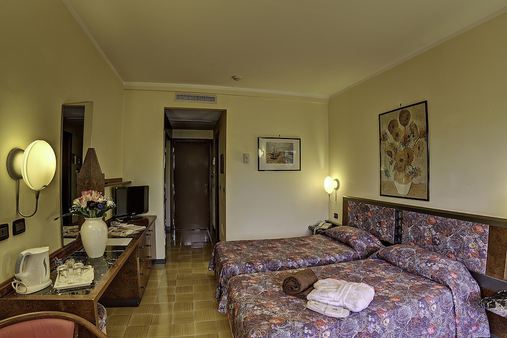 Hotel Caesar Palace — Hotel rooms in Giardini Naxos, Sicily