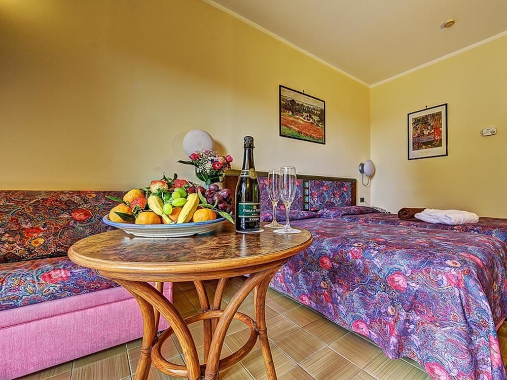 Hotel Caesar Palace — Hotel rooms in Giardini Naxos, Sicily