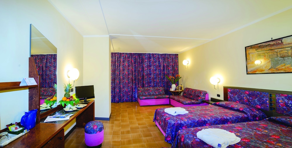 Hotel Caesar Palace — Hotel rooms in Giardini Naxos, Sicily