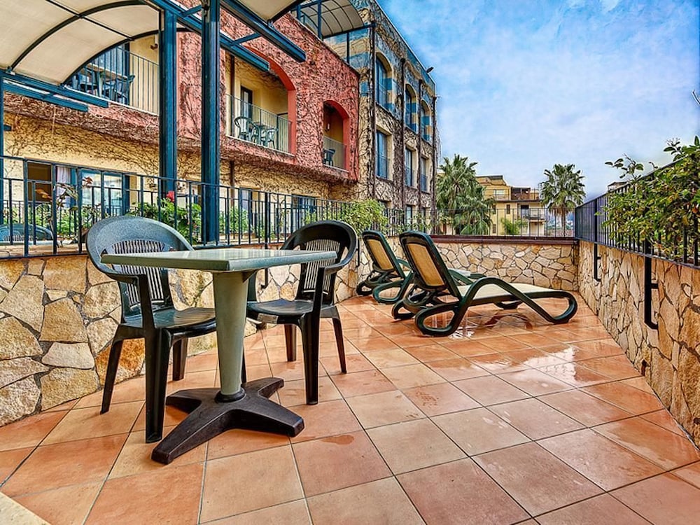 Hotel Caesar Palace — Hotel building in Giardini Naxos, Sicily