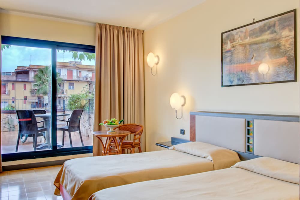 Hotel Caesar Palace — Hotel rooms in Giardini Naxos, Sicily