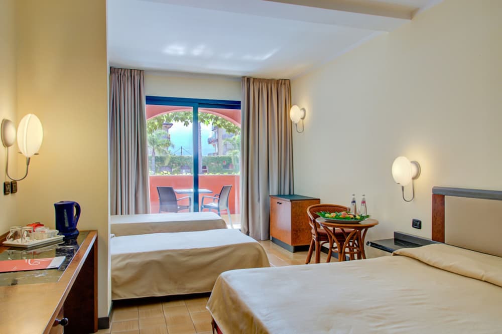 Hotel Caesar Palace — Hotel rooms in Giardini Naxos, Sicily
