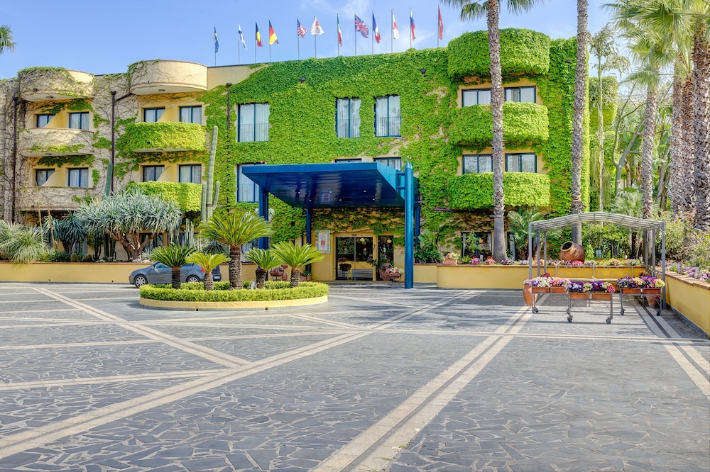 Hotel Caesar Palace — Hotel building in Giardini Naxos, Sicily