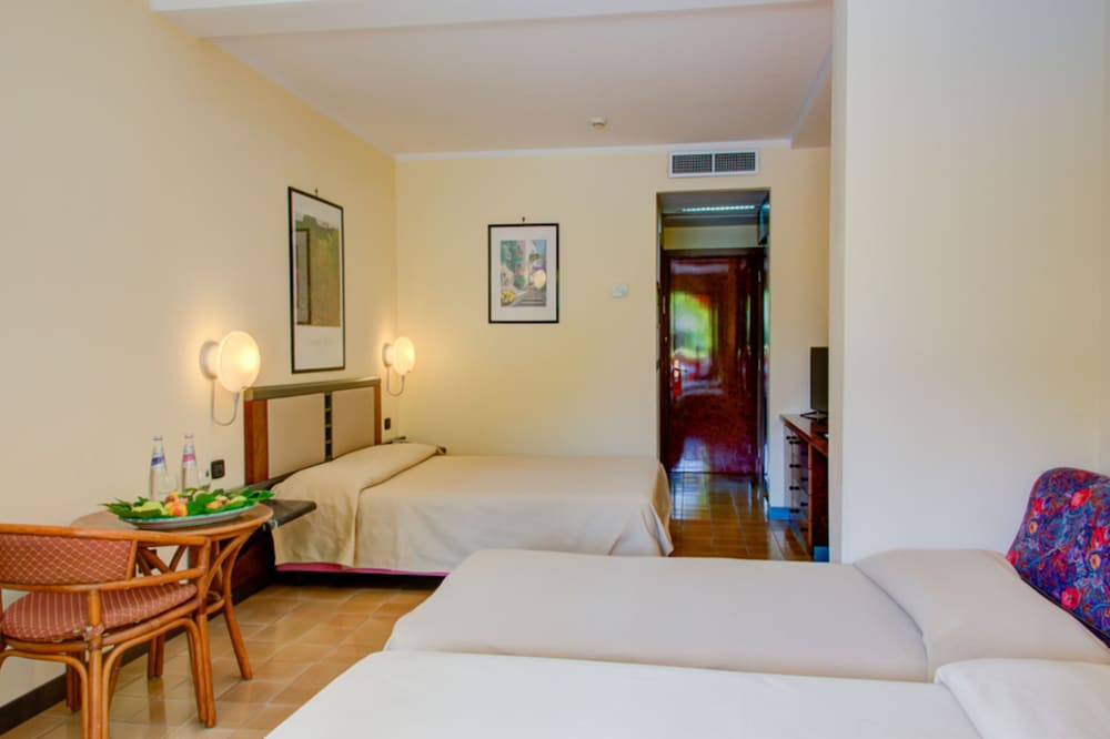 Hotel Caesar Palace — Hotel rooms in Giardini Naxos, Sicily