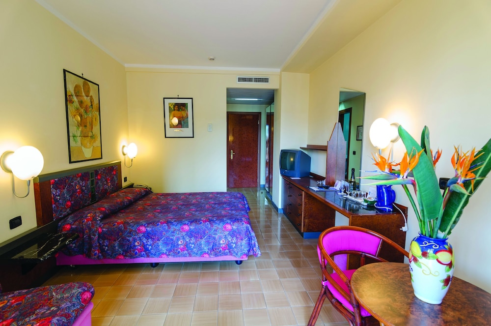Hotel Caesar Palace — Hotel rooms in Giardini Naxos, Sicily