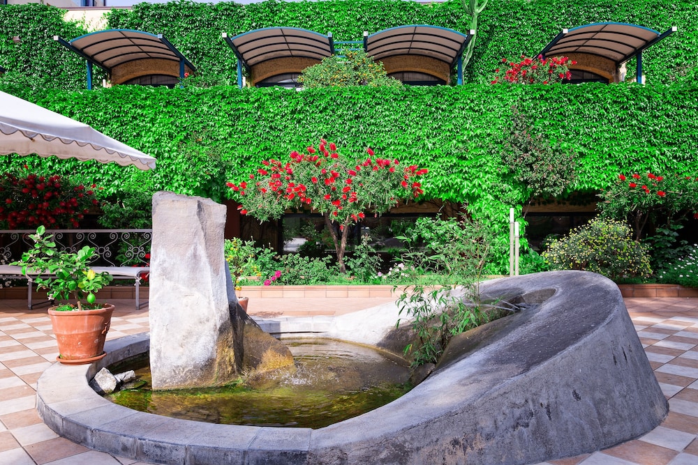 Hotel Caesar Palace — Hotel building in Giardini Naxos, Sicily