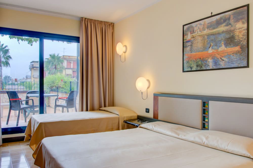 Hotel Caesar Palace — Hotel rooms in Giardini Naxos, Sicily
