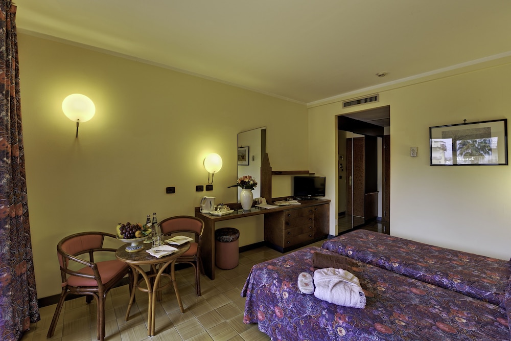 Hotel Caesar Palace — Hotel rooms in Giardini Naxos, Sicily