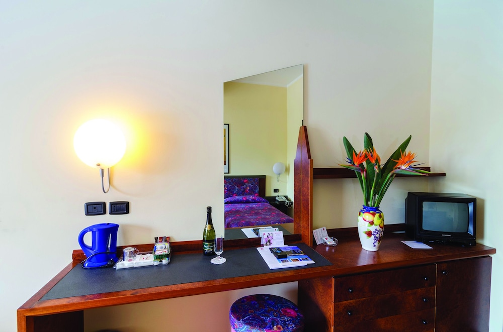 Hotel Caesar Palace — Hotel rooms in Giardini Naxos, Sicily