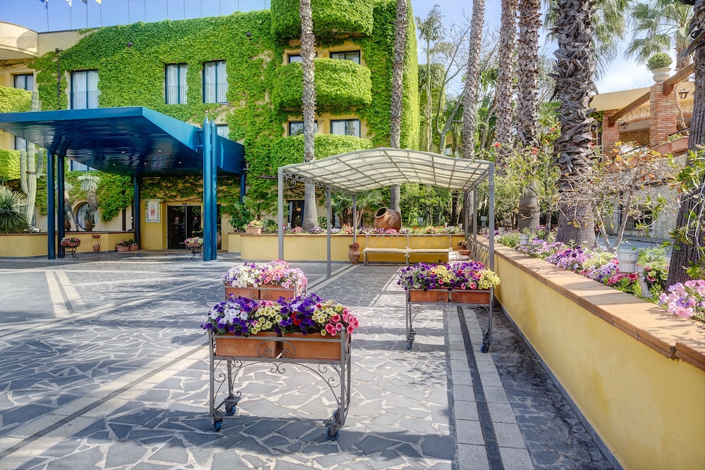 Hotel Caesar Palace — Hotel building in Giardini Naxos, Sicily