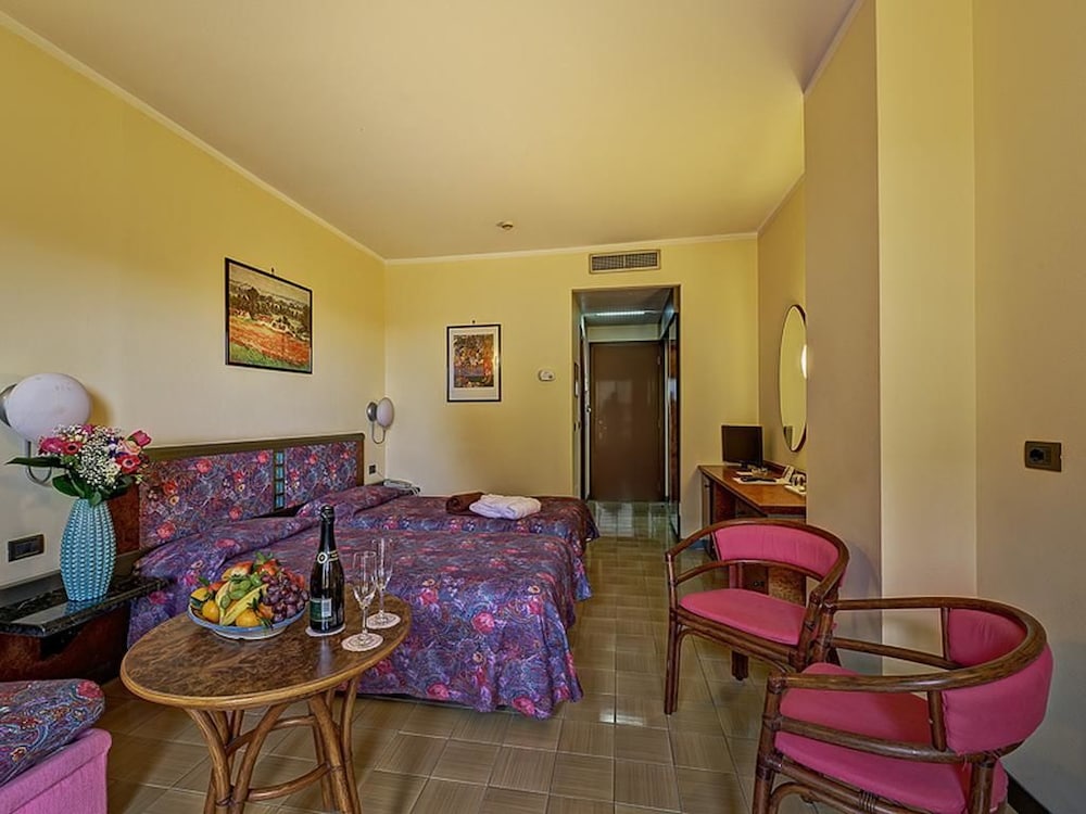 Hotel Caesar Palace — Hotel rooms in Giardini Naxos, Sicily