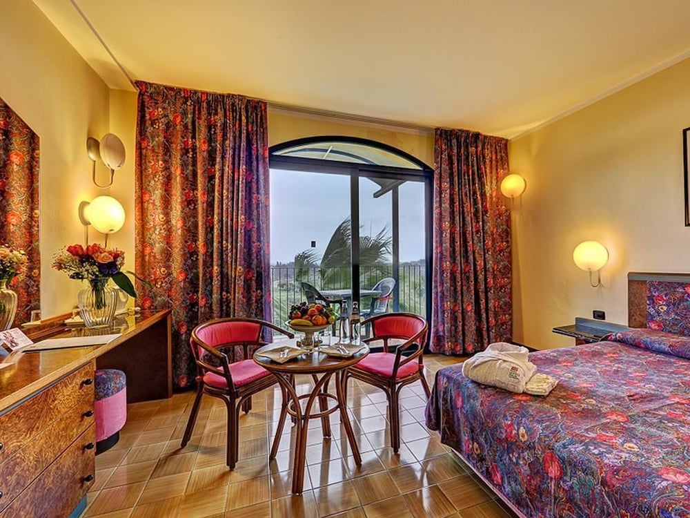 Hotel Caesar Palace — Hotel rooms in Giardini Naxos, Sicily