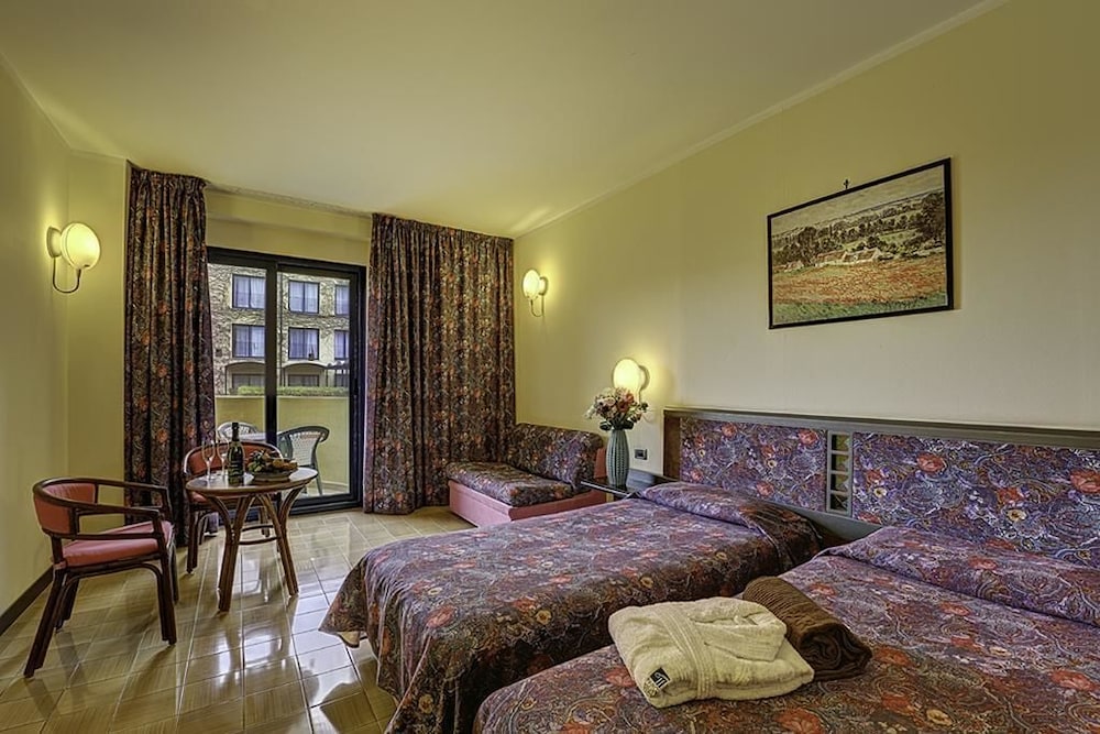 Hotel Caesar Palace — Hotel rooms in Giardini Naxos, Sicily