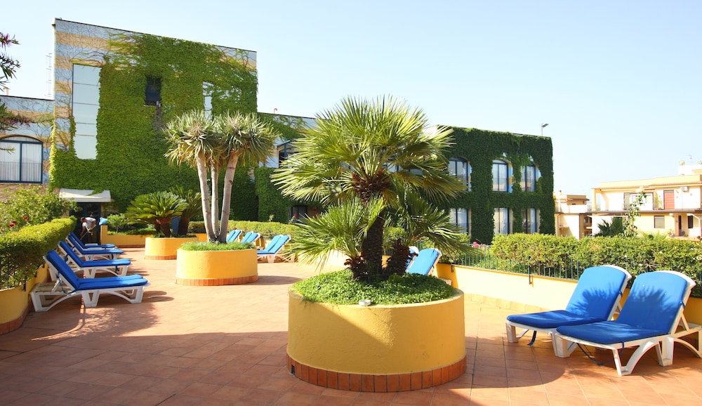 Hotel Caesar Palace — Hotel building in Giardini Naxos, Sicily
