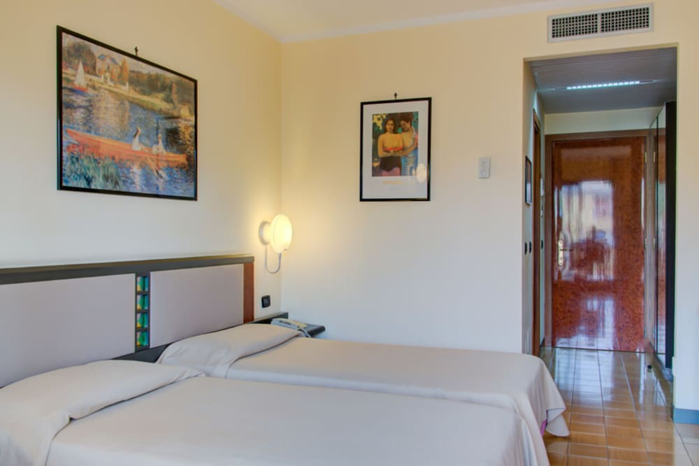 Hotel Caesar Palace — Hotel rooms in Giardini Naxos, Sicily