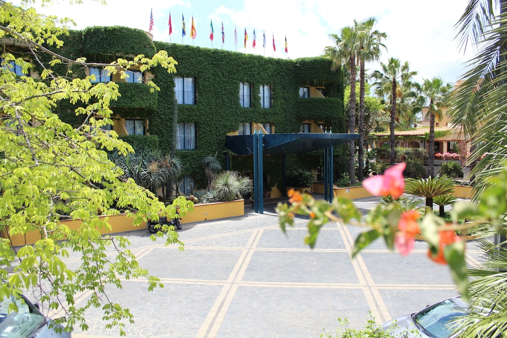Hotel Caesar Palace — Hotel building in Giardini Naxos, Sicily