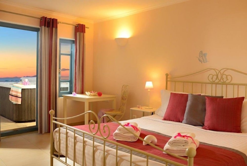 Absolute Bliss — Hotel rooms in Imerovigli, South Aegean