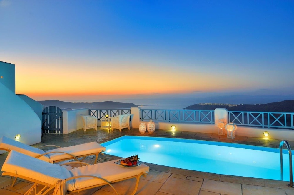 Absolute Bliss — Swimming pool in Imerovigli, South Aegean