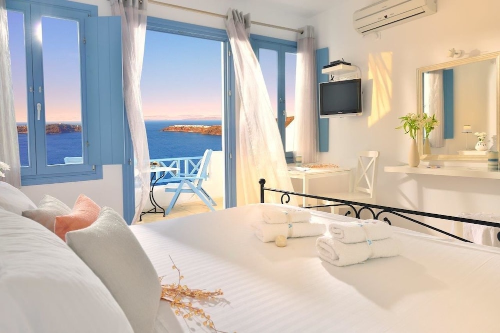 Absolute Bliss — Hotel rooms in Imerovigli, South Aegean