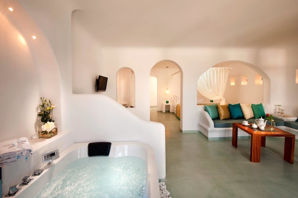 Absolute Bliss — Hotel rooms in Imerovigli, South Aegean