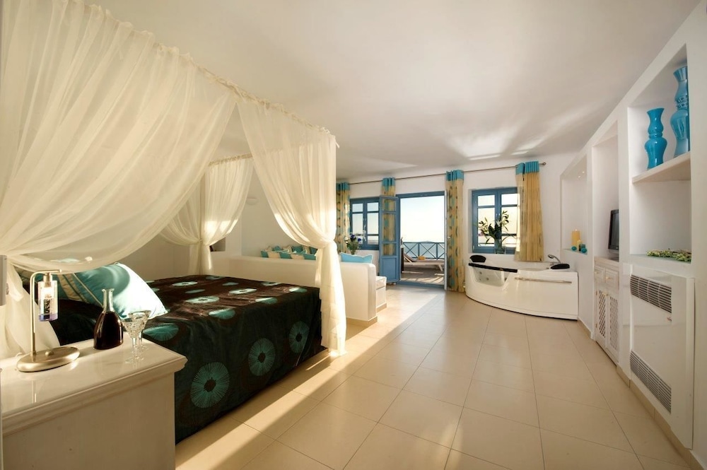 Absolute Bliss — Hotel rooms in Imerovigli, South Aegean