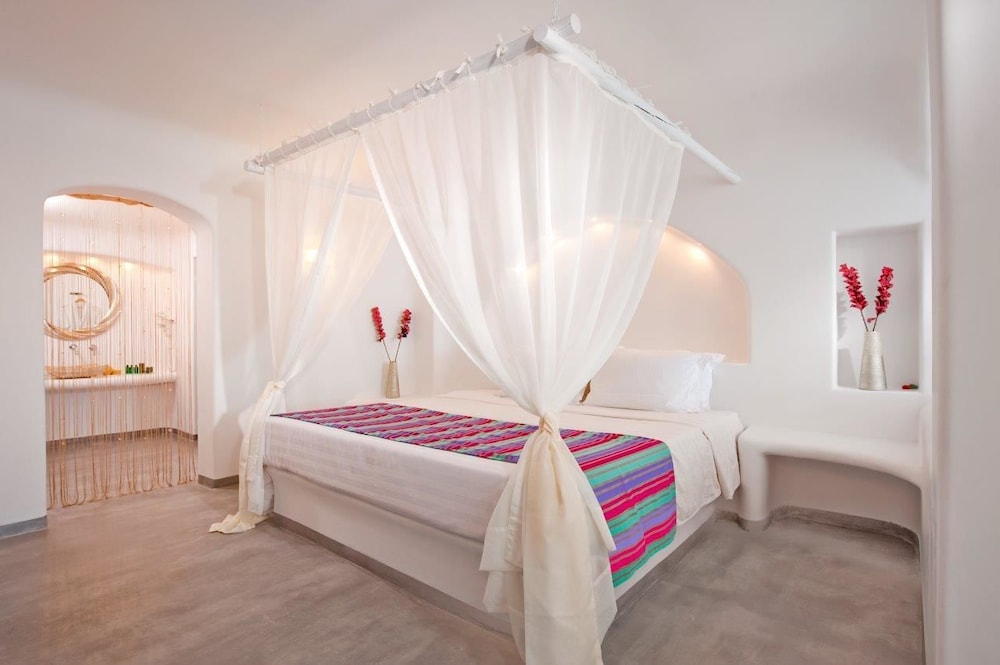 Absolute Bliss — Hotel rooms in Imerovigli, South Aegean