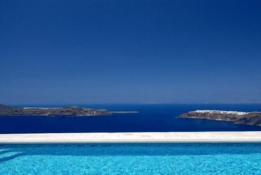 Absolute Bliss — Swimming pool in Imerovigli, South Aegean