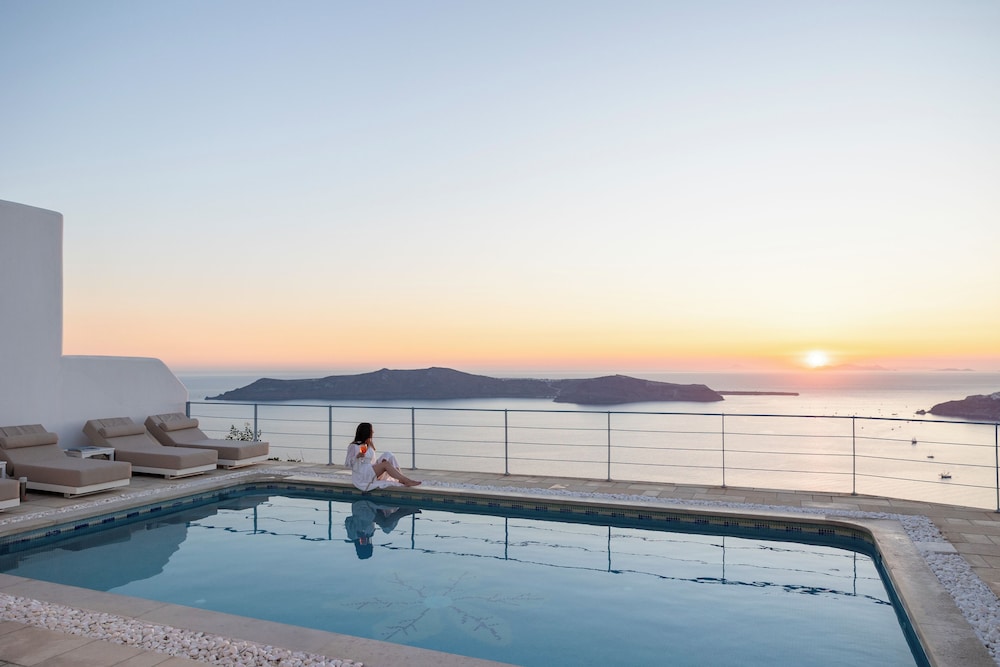 Absolute Bliss — Swimming pool in Imerovigli, South Aegean