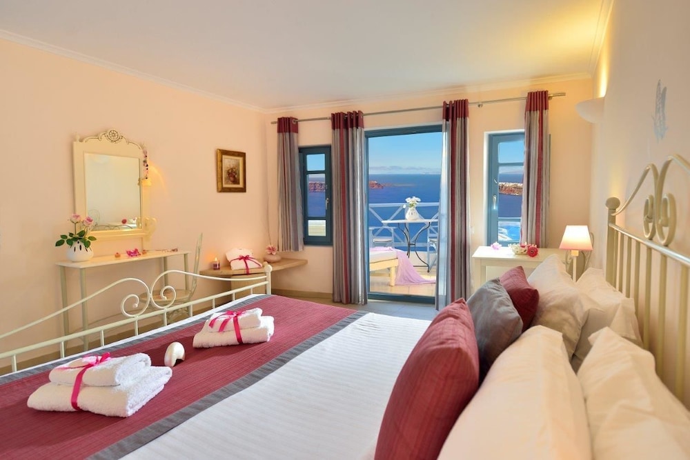 Absolute Bliss — Hotel rooms in Imerovigli, South Aegean