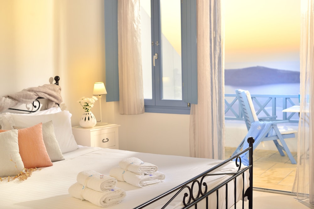 Absolute Bliss — Hotel rooms in Imerovigli, South Aegean