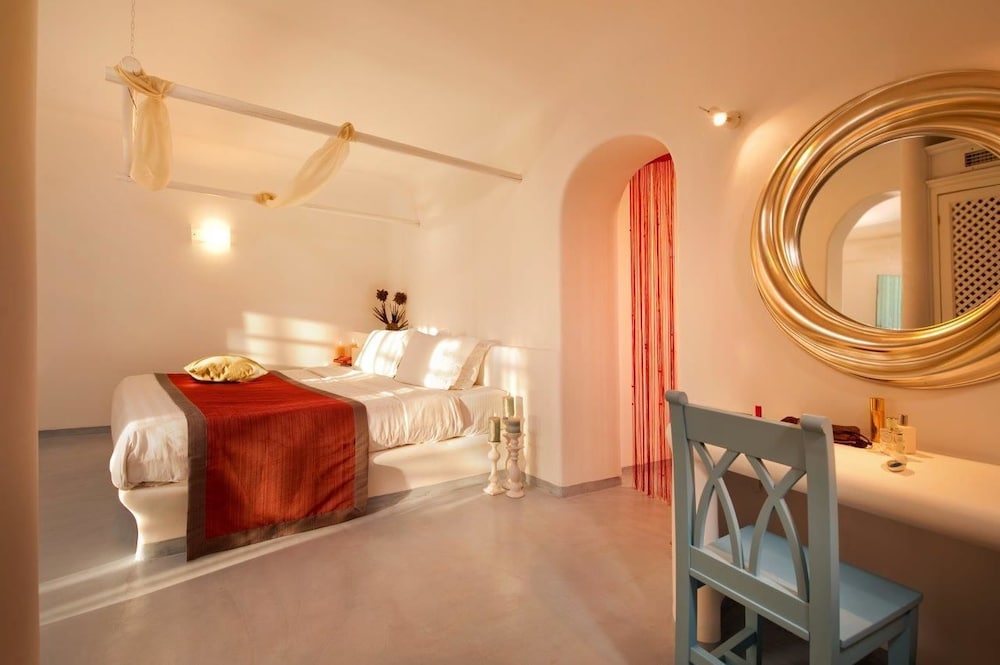 Absolute Bliss — Hotel rooms in Imerovigli, South Aegean