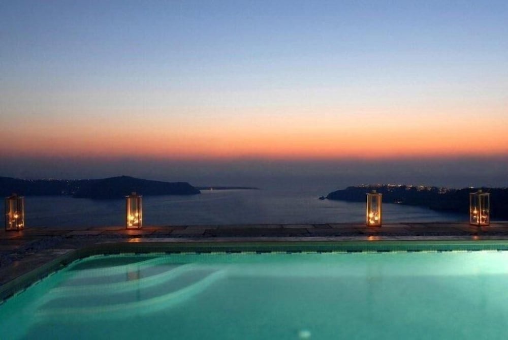 Absolute Bliss — Swimming pool in Imerovigli, South Aegean