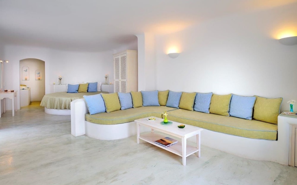Absolute Bliss — Hotel rooms in Imerovigli, South Aegean