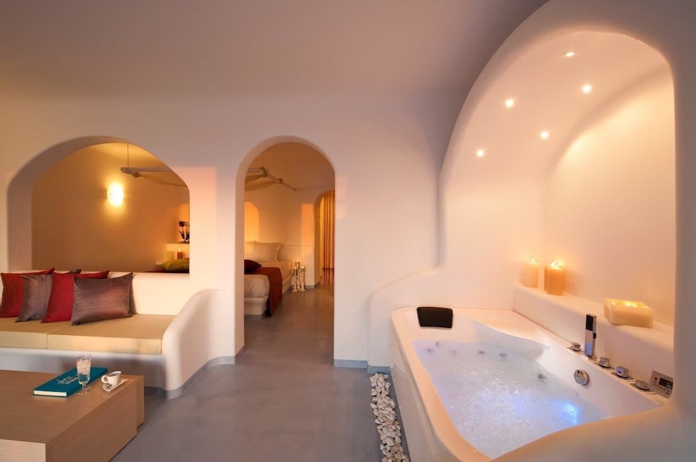 Absolute Bliss — Hotel rooms in Imerovigli, South Aegean