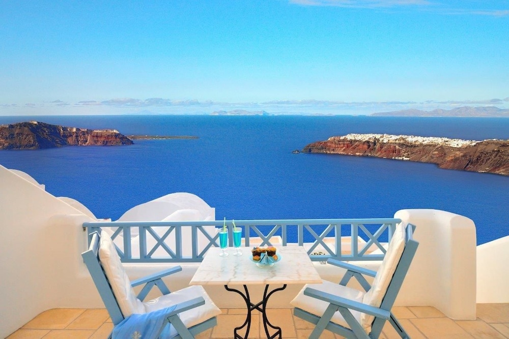 Absolute Bliss — Hotel rooms in Imerovigli, South Aegean