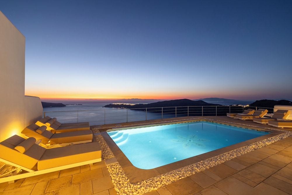 Absolute Bliss — Swimming pool in Imerovigli, South Aegean