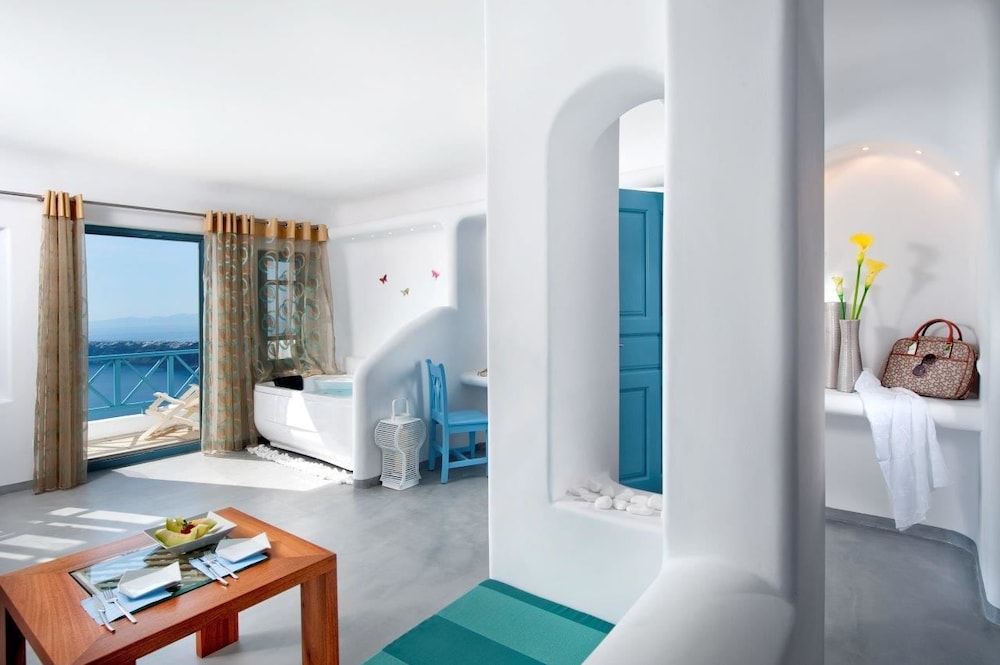 Absolute Bliss — Hotel rooms in Imerovigli, South Aegean