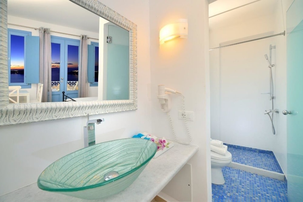 Absolute Bliss — Hotel rooms in Imerovigli, South Aegean