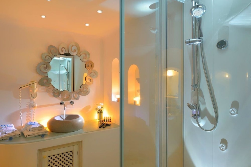 Absolute Bliss — Hotel rooms in Imerovigli, South Aegean