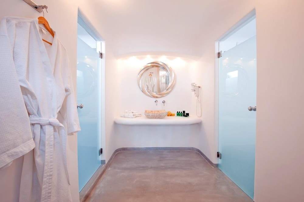 Absolute Bliss — Hotel rooms in Imerovigli, South Aegean