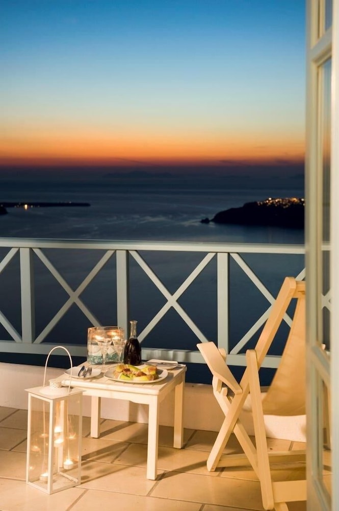 Absolute Bliss — Hotel rooms in Imerovigli, South Aegean