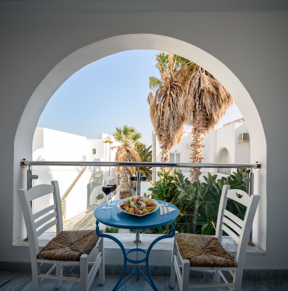 Alesahne Beach — Hotel rooms in Kamari, South Aegean