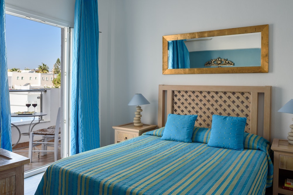 Alesahne Beach — Hotel rooms in Kamari, South Aegean
