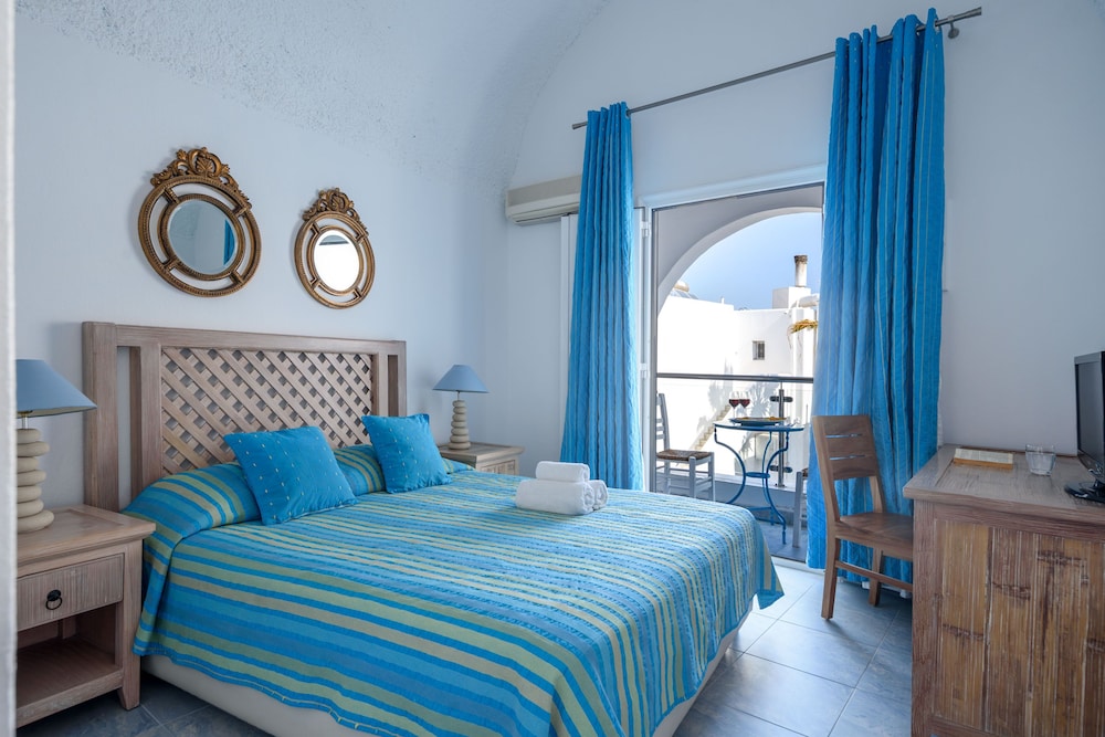 Alesahne Beach — Hotel rooms in Kamari, South Aegean