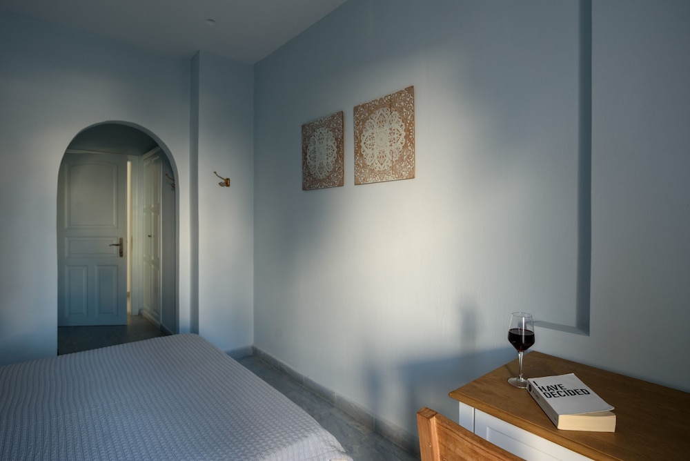 Alesahne Beach — Hotel rooms in Kamari, South Aegean