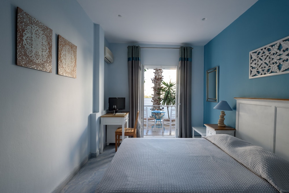 Alesahne Beach — Hotel rooms in Kamari, South Aegean